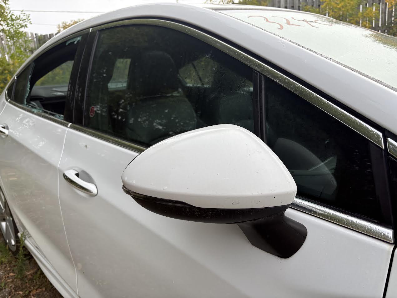 Used OEM R Door Mirror fits 2016-2018 Chevrolet Cruze 39125822