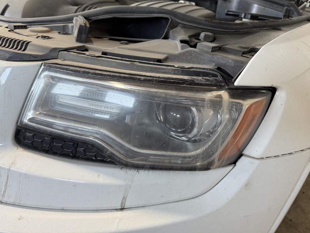 Used OEM LH Driver side HID Headlight fits 2014-2015 Jeep Grand Cherokee (Limited/Overland) 68111001AF