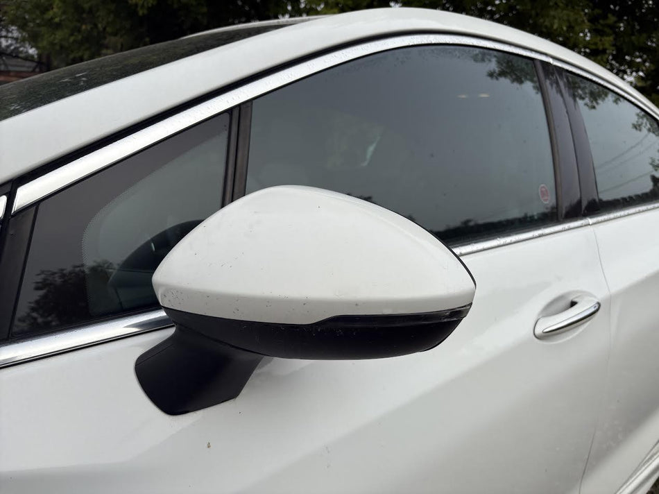 Used OEM L Door Mirror fits 2016-2018 Chevrolet Cruze 39125821