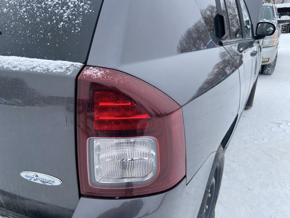 Feu arrière droit (côté passager) d'origine d'occasion pour Jeep Compass 2014-2017 (référence 5272908AB).