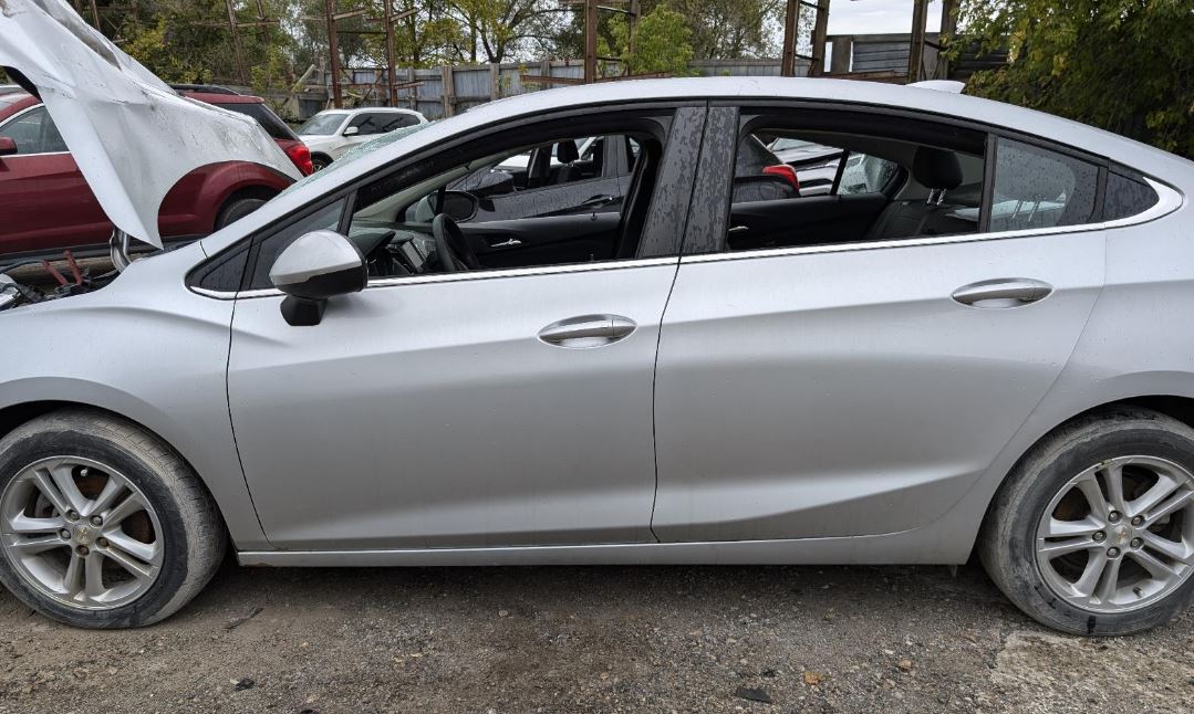 Used OEM L Door Mirror fits 2016-2019 Chevrolet Cruze 39125815