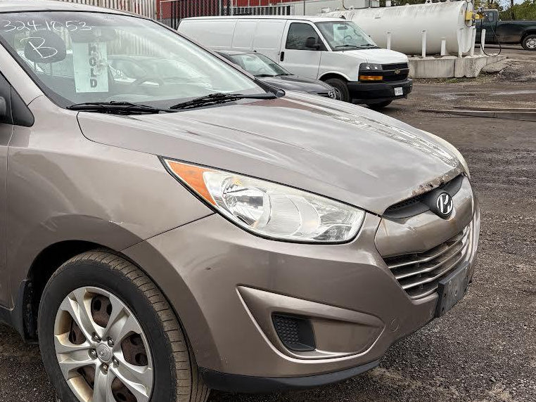 Used OEM Passenger Side Headlight fits 2010-2013 Hyundai Tucson 921022S050