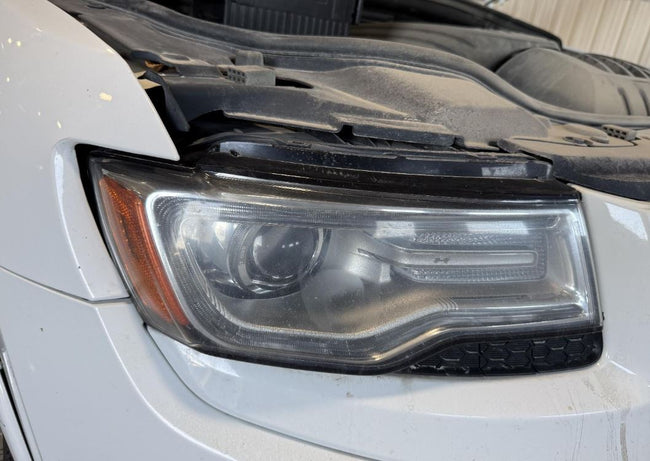 Used OEM RH Passenger side HID Headlight fits 2014-2015 Jeep Grand Cherokee (Limited/Overland) 68111000AF