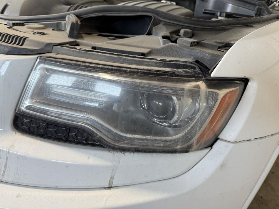 Used OEM LH Driver side HID Headlight fits 2014-2015 Jeep Grand Cherokee (Limited/Overland) 68111001AF