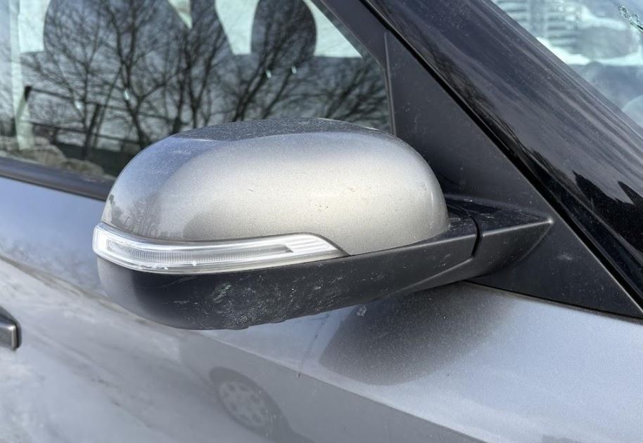 Used OEM RH Passenger Door Mirror w/turn Signal fits 2014-2019 Kia Soul 87620B2540