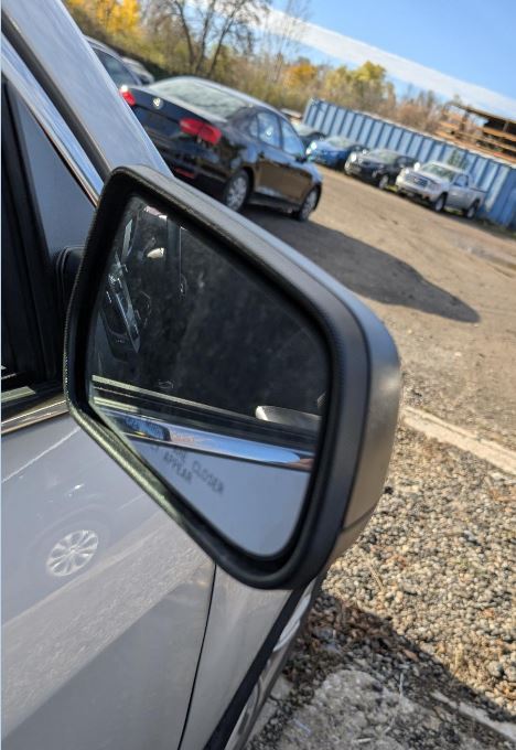 Used OEM R Door Mirror fits 2015-2017 Chevrolet Equinox 2016-2017 GMC Terrain 23467283